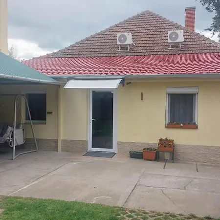 Apartamento Holiday Apartman *